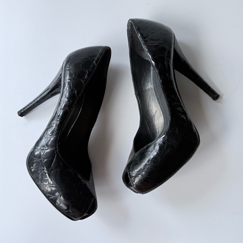 Stuart Weitzman Crocodile Embossed Black Patent Leather Peep Toe Pump Size 7